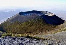 Уникальный вулкан Танзании погружается в землю