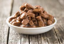 Вьетнамец по ошибке накормил своих друзей кормом для котов