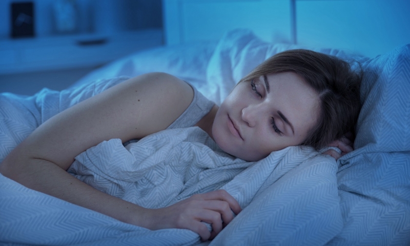 Загадочные вздрагивания перед сном: почему это происходит?