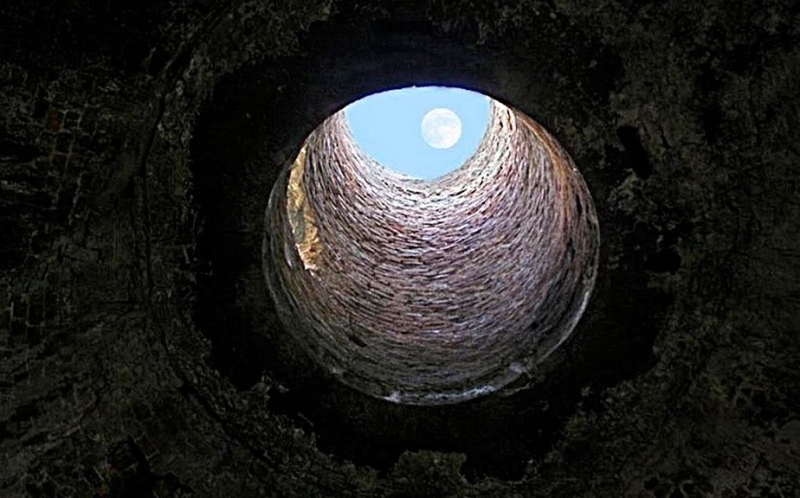 В колодце призрак или человек? Жители деревни боялись помогать из-за суеверий