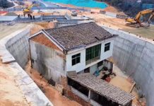 В Китае владелец дома, отказавшийся переезжать, теперь живет посреди магистрали