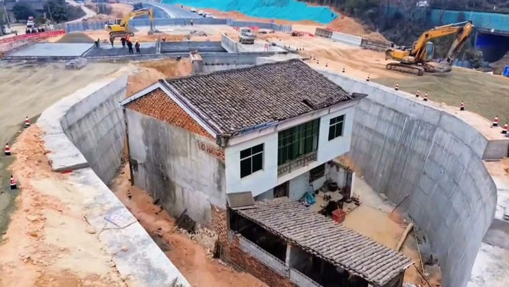 В Китае владелец дома, отказавшийся переезжать, теперь живет посреди магистрали