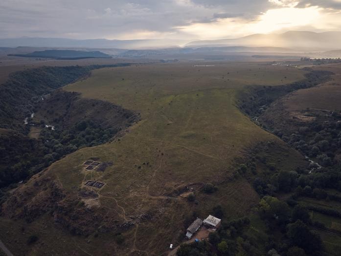 Загадочная &laquo;мегакрепость&raquo; бронзового века в Кавказских горах удивила учёных своими размерами
