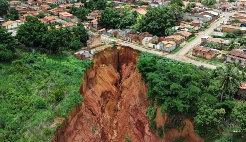Бразилия: Город в Амазонии уходит под землю