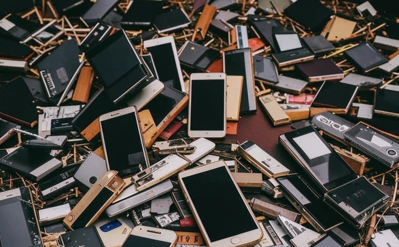 Отказ от смартфона омолаживает мозг на 10 лет, обнаружили ученые