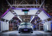 Автомобили Tesla теперь сами покидают производственную линию