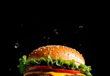 Доставка бургерів на дім: смак і зручність в одному