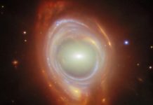 Телескоп запечатлел космическую гравитационную линзу, искажающую свет галактик