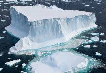 Гигантский айсберг A23a разваливается на тысячи фрагментов