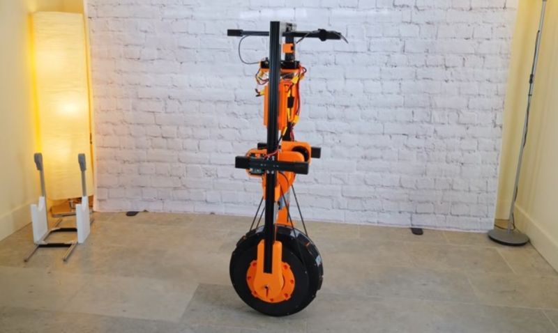 Инженер разработал уникальный одноколёсный механизм, способный стоять вертикально