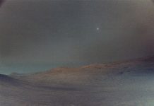Марсоход Perseverance запечатлел Деймос на фоне предрассветного марсианского неба