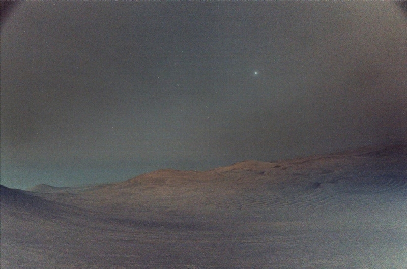 Марсоход Perseverance запечатлел Деймос на фоне предрассветного марсианского неба