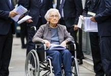 Мексиканский банк заставил 96-летнюю женщину прибыть на носилках в отделение для подтверждения личности