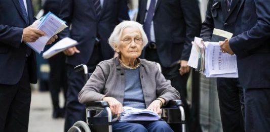 Мексиканский банк заставил 96-летнюю женщину прибыть на носилках в отделение для подтверждения личности