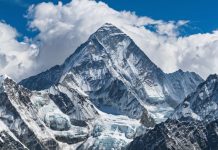 Рекордная скорость восхождения британцев на Эверест вызывает вопросы у правительства Непала
