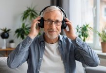 Ежедневное использование наушников может повысить вероятность развития деменции