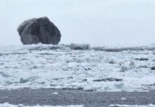 Рыбак запечатлел редкий черный айсберг