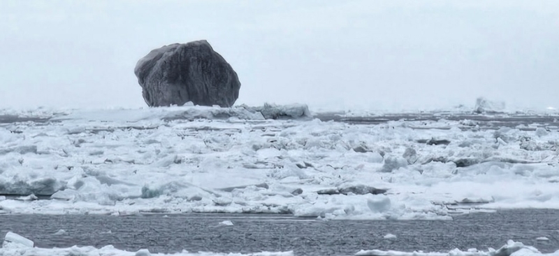 Рыбак запечатлел редкий черный айсберг