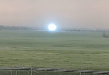 Огромную шаровую молнию засняли на видео в Канаде