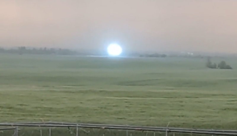 Огромную шаровую молнию засняли на видео в Канаде