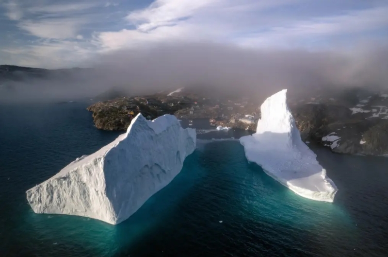 Огромный айсберг приблизился к рыбацкому посёлку в Гренландии