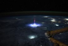 Редкий гигантский электрический разряд запечатлели с борта МКС