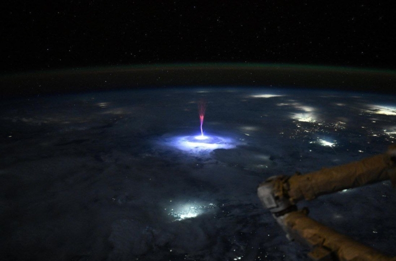 Редкий гигантский электрический разряд запечатлели с борта МКС