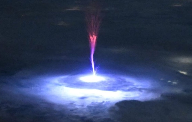 Редкий гигантский электрический разряд запечатлели с борта МКС