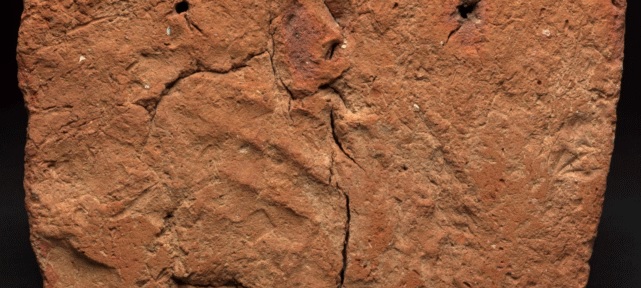 Ученые нашли отпечаток руки на 4000-летнем египетском артефакте