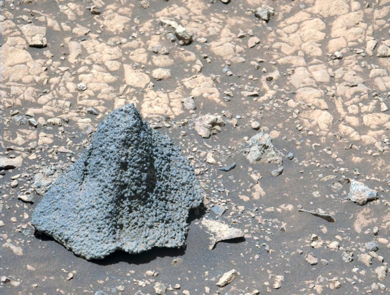 На Марсе нашли камень, похожий на средневековую шляпу