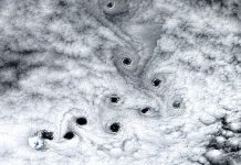 Спутник заснял десять огромных чёрных объектов над Южным полушарием