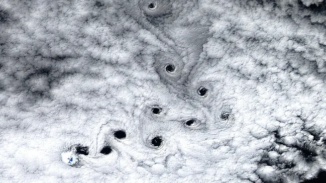 Спутник заснял десять огромных чёрных объектов над Южным полушарием