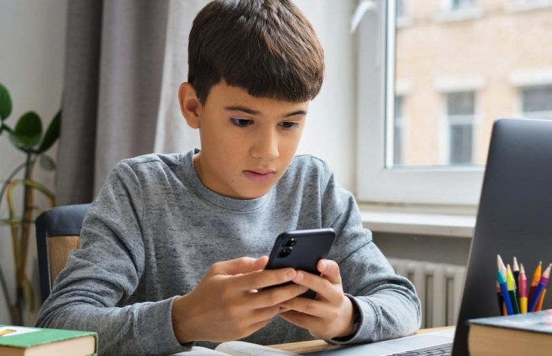 Зависимость от мобильных телефонов каким-то образом связана с креативностью подростков