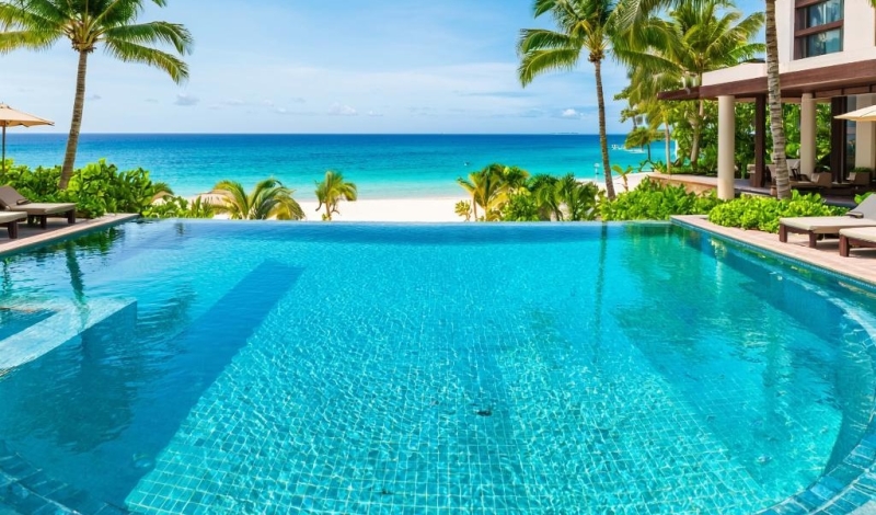 Отдых у бассейна станет популярнее традиционного купания на пляже