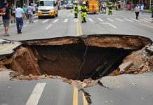 Участок оживленной улицы внезапно ушел под землю в Бангкоке