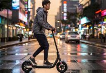 В Китае мужчина застрял головой в светофоре после столкновения на электросамокате