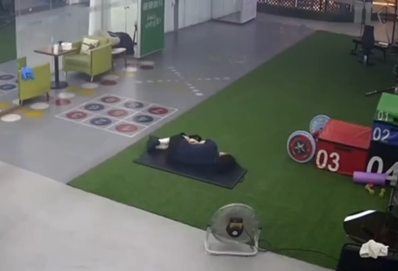 Сон посреди тренировки: девушка проспала в спортзале почти три часа