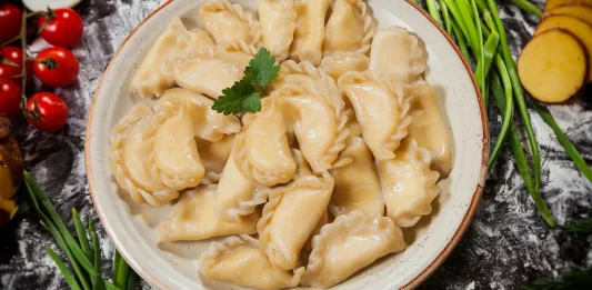 Вареники с вишней: вкус детства и классика украинской кухни