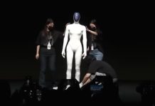 Китайские инженеры разрезали робота прямо на сцене, чтобы доказать, что он настоящий