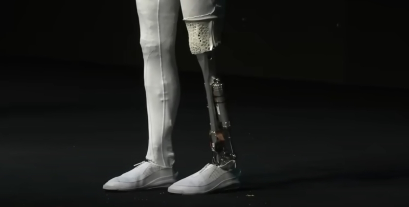 Китайские инженеры разрезали робота прямо на сцене, чтобы доказать, что он настоящий