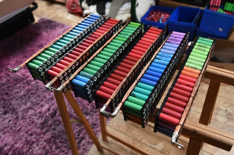 Мужчина 8 лет обеспечивает энергией дом с помощью тысячи аккумуляторов от ноутбуков