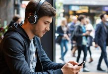 Уровень интеллекта влияет на способность воспринимать речь в шумной обстановке