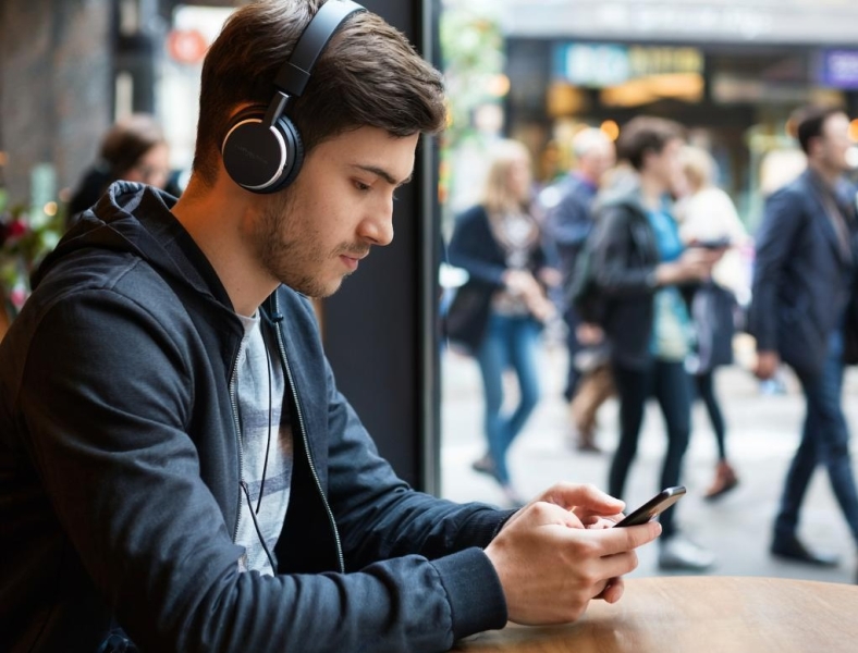 Уровень интеллекта влияет на способность воспринимать речь в шумной обстановке