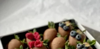 Клубника в шоколаде на любой праздник: идеальное украшение и вкусное удовольствие