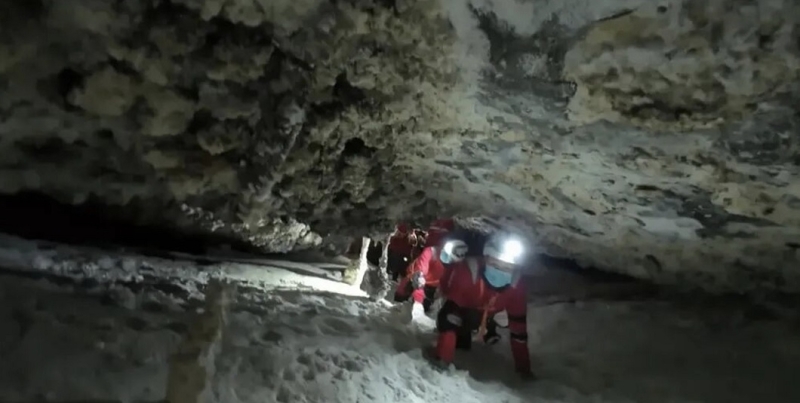 Китайские астронавты завершили месячный тренинг в пещере