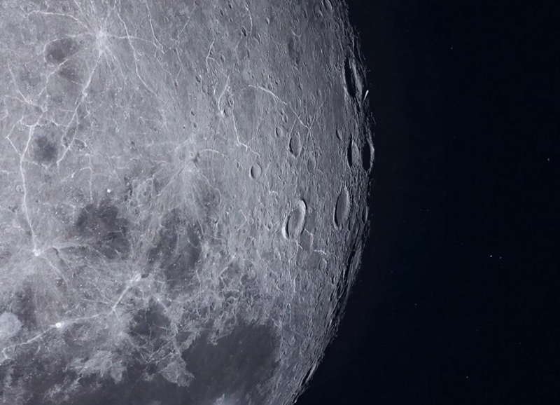 Поверхность Луны деформировалась в результате древней катастрофы, выяснили ученые