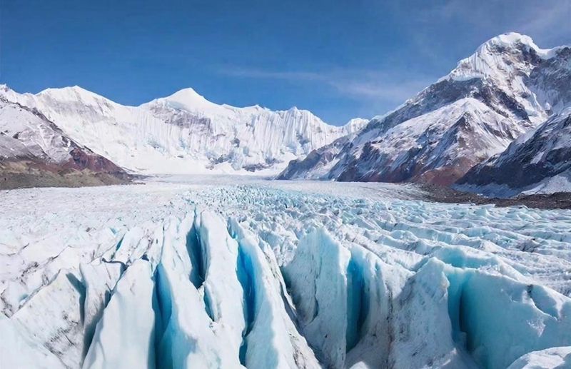 Ученые пытаются разгадать тайну роста ледника на Памире, когда ледники по всему миру тают