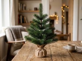 Как помыть искусственную елку от пыли перед уборкой на хранение