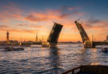 Путеводитель по летнему Петербургу: модные споты, уютные кафе и экскурсии под разводом мостов