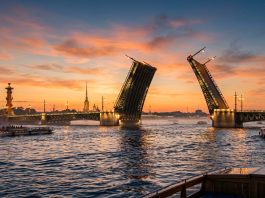 Путеводитель по летнему Петербургу: модные споты, уютные кафе и экскурсии под разводом мостов